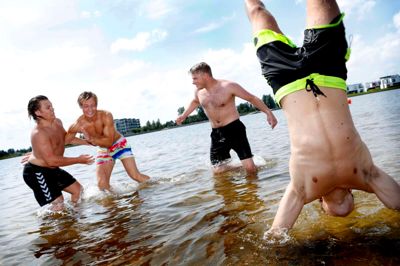 Fra venstre er det Oliver Sejrup, Simon Søndergaard, Casper Steenholdt Christensen og Mike Søndergaard, som skyndte sig i vandet, så snart de ankom til Fuglsang Sø. ?foto: henrik ole jensen