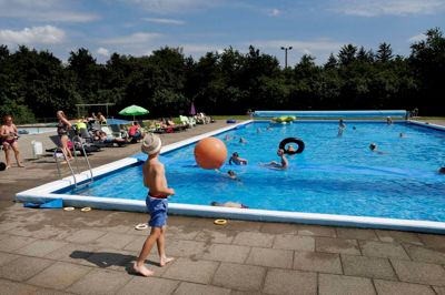 Med 29 grader i skyggen var det oplagt at tage sig en dukkert i Ilskov Friluftsbad. ?foto: henrik ole jensen