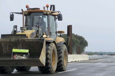 I dag kan de første bilister køre ind på det første stykke af det, der engang bliver til Holstebromotorvejen. Mandag eftermiddag lagde entreprenøren sidste hånd på arbejdet som her, hvor motorvejen krydser Foldagervej nord for Sinding.?foto: jesper wind