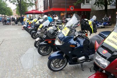 Tinghuspladsen er i dag fyldt med de motorcykler, der skal hjælpe cykelrytterne sikkert frem. Foto: Kim Hansen