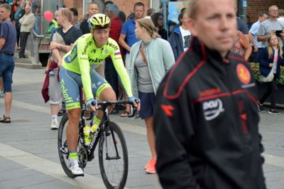 Michael Valgren fra Team Tinkoff trillede stille og næsten ubemærket rundt mellem publikum, inden han skulle præsenteres på scenen sammen med sit hold. ?foto: jakob houg jakobsen