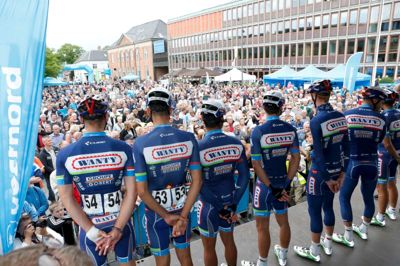 Torvet i Herning var onsdag fyldt med cykelfans, der var kommet for at sende feltet ud på første etape af PostNord Danmark Rundt. ?foto: henrik ole jensen
