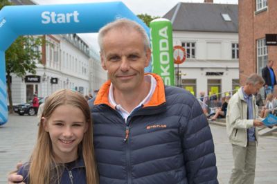 leif hesselvig, snejbjerg, med julie hesselvig:
- Jeg har altid fulgt med i løbet og har også været rundt at se det i andre byer. Sommetider, når det passer med ferien, tager vi til Vejle og ser rytterne køre op ad den stejle bakke på Kiddesvej. Det er vel det tætteste, vi kommer på Tour de France herhjemme. Som barn så jeg også gadeløb i Herning sammen med mine forældre.