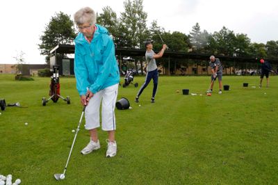 Erna Villadsen fra Vejle deltager første gang i golfhøjskolen.
- Jeg er ny i sporten og så skal man bestå sådan nogle prøver. Jeg har bestået nogle, men ikke dem alle sammen, så synes jeg at det kunne være en god idé at komme her. Det har været positivt. Der er masser af træning, så vi får en masse motion og frisk luft. Og så er det så hyggeligt. Foto: Henrik Ole Jensen