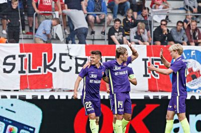Highfives til FCM-angriber Václav Kadlec, der sikrede to mål i søndagens kamp mod Silkeborg IF. Foto: Jørn Deleuran