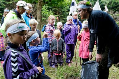 12 til 15 børn og voksne var onsdag på tur i Skovsnogen, hvor biolog Troels Lund Larsen fortalte om det rige dyre- og planteliv, der er. Noget af det første, som børnene lagde mærke til, var, hvor mange myrer der var i skovbunden, og at der groede brændenælder. Lidt senere så de en tudse, som biologen fortalte lidt om - blandt andet, at den har vorter på ryggen i modsætning til en frø. ?foto: Henrik Ole Jensen