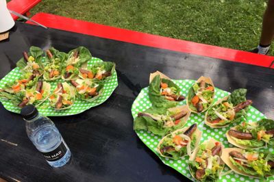 Slagterne på Danish Crown i Herning står bag disse snackpølser, som bliver serveret i Bacon Baren på Smukfest i Skanderborg i disse dage.? Foto: Kenneth Kristiansen