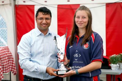 Umair butt, formand for Dansk Cricket Forbund overrækker EM-trofæet til den blot 17-årige franske spiller Rebecca Blake, der blev kåret som turneringens bedste spiller. ?Foto: Flemming Hansen