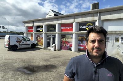 Timur Taskin har i mere end et år forberedt åbningen af en amerikansk diner på Utzon-tankstationen i Poulsgade. Restauranten må imidlertid først have siddende gæster, når en ny bevarende lokalplan er vedtaget. ?foto: bo lundgaard