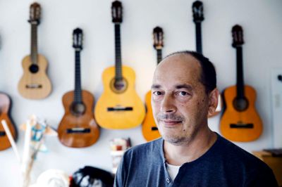 Det burde nok have været celloer og ikke guitarer, der hang på væggen. Musikskolelederen er blandt en hel del andet uddannet cellist. ? Foto: Flemming Hansen