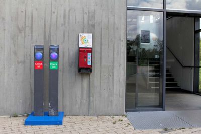 Rejsekortet er kommet for at blive, men salget af klippekort slutter på mandag. De røde automater til klippekort forsvinder dog først fra 15. januar, men så er det endegyldigt slut med at bruge klippekort hos både DSB, Arriva og Midttrafik. Ubrugte klip kan man dog få refunderet indtil 15. august 2017. ?Foto: Christian Sjurman