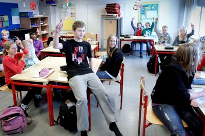 En lang skoledag er blevet lidt kortere for mange elever i Herning Kommunes folkeskoler. 11 skoler har fået lov til at sløjfe en time om ugen og i stedet koncentrere lærerkræfterne i andre timer. ? FOTO: TOM LAURSEN