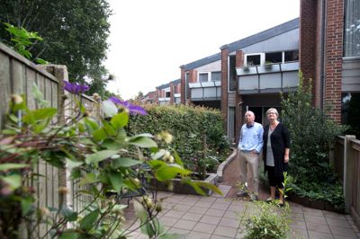 Henrik og Lene Gade bor i den allersydligste del af Trøstruphave-bebyggelsen og får dermed det nye byggeri helt tæt på. Fra stakittet til det tre etager høje lejlighedsbyggeri kan der risikere kun at blive fem meter - endnu mindre hvis altaner, karnapper eller lignende rager ud. ?Foto: Tom Laursen