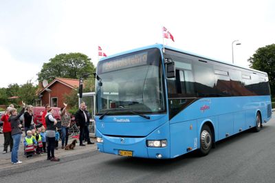 Efter flere års kamp fik Sørvad omsider rute 26 til at køre gennem byen på visse afgange. Den første bus blev modtaget med festivitas, og passagertallet har efterfølgende vist, at det var en rigtig god idé at få bussen til byen. ?Foto: Flemming Hansen