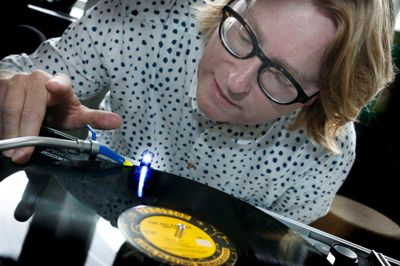Når man holder lounge-arrangement, skal musikken også være i orden. Det var den på åbningsdagen, hvor jazzeksperten Niels Overgård fra Herning agerede DJ. Det vil han fortsætte med hver fredag eftermiddag i foreløbig to måneder.