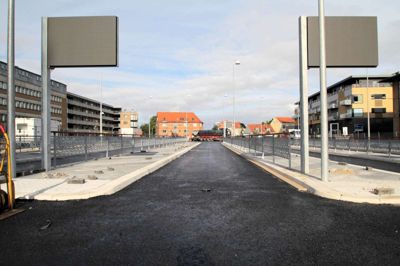 Asfaltarbejdere begyndte denne uge med at lægge en særlig kraftig asfalt i det nye terminalområde, som tages i brug senest 29. august. ? Foto: Christian Sjurman