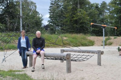 Aoye Hvenegaard Jensen og Troels Hammer Lauridsen foran den »nye« og meget benyttede legeplads op mod Anlægget i Ejstrupholm. ?Foto: Flemming Thulstrup