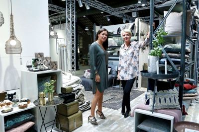 Projektchef Henriette Træholt (t.h.) har travlt både før, under og efter Formland. Her er hun på besøg hos Camilla Christensen på Au Maisons stand. ? foto: henrik ole jensen
