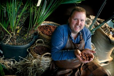 Mikkel Friis Holm producerer omkring 10 tons chokolade i år, og han forventer at fordoble produktionen næste år. Mellem 30 og 40 procent går til eksport, og det er hovedsageligt til Asien. - Chokolade er på mode i Asien, og de har ingen tradition for det overhovedet. For 20 år siden tror jeg ikke, at de overhovedet spiste chokolade derude, så de er ikke vokset op med at en plade chokolade koster 20 kroner i supermarkedet, som er den mur, jeg løber imod, siger Mikkel Friis Holm. ?Foto: Henrik Ole Jensen