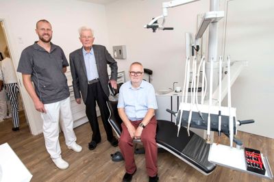 Det er 50 år siden, at Henning Pedersen (t.h.) var første patient hos tandlæge Bent Østergaard (i midten). I dag drives klinikken af Niels Østergaard (t.v.), Peter Hovmøller og ægteparret Lise-Lotte og Peter Pade. ?foto: tom laursen