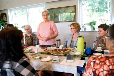 - Det er ikke kun med Islamisk Stat, at ondskaben gror. Den gror også i vores materialistiske verden. Vi må poste noget mere kærlighed ind i vores relationer til andre mennesker, sagde Inge Norling, da hun og »Fred og Forsoning« i Arnborg bød på kaffe.?foto: tom laursen
