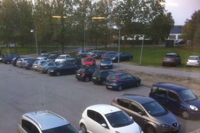 Bording Hallens parkeringsplads er ofte overfyldt. Som her hvor bilerne har måttet tage cykelsti og grønne arealer i brug til parkering. Nu får pladsen ny asfalt og kantsten, ind- og udkørslen flyttes, og der optegnes streger - i håb om at bilisterne parkerer lidt mere optimalt end nu. ?Privatfoto