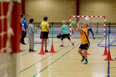 Fuld skrue! Elever fra Bording Skole gav den alt, hvad de kan, da håndboldkaravanen kom på besøg.