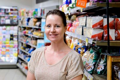 Forretningen er ikke i fare, men omfartsvejen vil kappe op til et par millioner af omsætningen, frygter Malene Houni Hansen - Spar-købmand i Haderup. Foto: Jørn Deleuran
