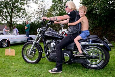 Jan Michael »Flyver« Nielsen, præsident for MC Sleipner, gav køreture på sin kværn ved Tulstrups familiedag. Foto: Jørn Deleuran