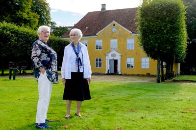 Ragna Kristiansen og Inge-Lise Elming fra Herningsholmlauget efterlyser frivillige, der har lyst til at være med til at skabe mere liv på herregården Herningsholm. Det være sig i form af gode forslag til aktiviteter eller i form af frivillig arbejdskraft, blandt andet i forbindelse med bryllupsreceptioner. ? Foto: Jørn Deleuran