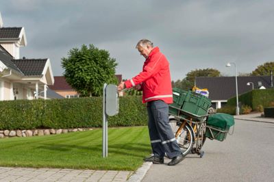 Vi sender færre breve, og derfor skærer Post Danmark ned i antallet af postansatte. Det får også betydning for ansatte i Herning om omegn. ?Foto: PostNord