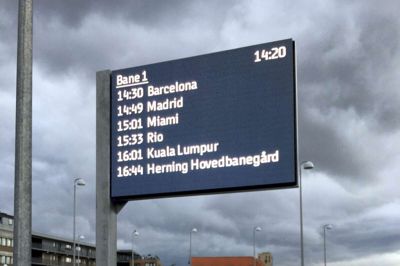Herning Kommune har testet de nye skærme ved den nye busterminal, som midlertidigt er blevet meget international. ?Foto: Herning Kommune