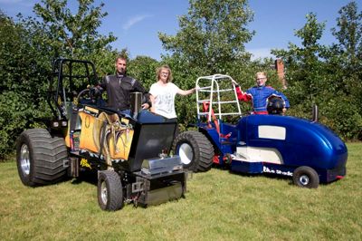 Gardenpulling-teamet fra Feldborg er klar til afgang. Kim Bjerggaard og hans »No fear« skal forsøge at få full pull ved europamesterskaberne i Schweiz i weekenden, mens sønnen Christian, der lader sin traktor blive hjemme, og hustruen Merethe er med som skubbere, hjælpere og heppere. ?foto: Tom laursen