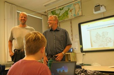 Ole Henneberg (t.v.) og tre andre private sponsorer måtte til lommerne for at sikre Sinding Skole har computere nok til de yngste årgange. Skoleleder Kurt Stoustrup fortæller, at sponsorerne ingen indflydelse har på, hvad skolen bruger pengene på. Mads Nielsen sidder ved af de 16 nye computere.? foto: jesper wind