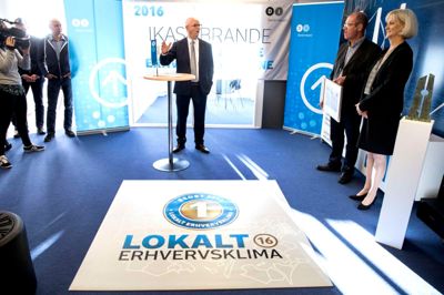 Ikast-Brande Kommune hviler ikke på laurbærrene. Det står klart, efter Dansk Industri for sjette gang har kåret Ikast-Brande som stedet med den bedste erhvervsvenlighed. Den officielle prisoverrækkelse fandt sted i morges hos KK Wind Solutions på Bøgildvej i Ikast. ?Foto: Tom Laursen