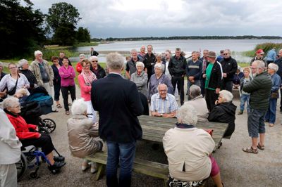 Små 100 Sunds-borgere lyttede med, da Ulrik Hyldgaard (V) holdt talen ved indvielsen af Sunds' nye bypark. Ud over parken har de lokale foreninger også bidraget med at lave det, de kalder Sunds Lystbådehavn.? foto: henrik ole jensen