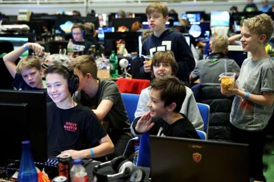Der er ingen tvivl om at der vil blive drukket colaer, spist chips og spillet computer på livet løs i Haderup-Hallen i den kommende weekend. Sådan så det ud, da der blev holdt netparty i Sportscenter Herning tidligere på året. ?foto: Flemming hansen