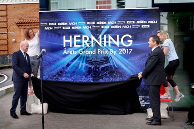 En stolt administrerende direktør i Messecenter Herning, Georg Sørensen, (t.v.) og en mindst ligeså stolt Lars Krarup (t.h.) kunne tirsdag afsløre, at Herning bliver Grand Prix-by i 2017. ?foto: henrik ole jensen