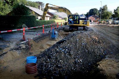 Så graves der i Fiskbæk. Der skal blandt andet laves ny spildevandsledning og stikledninger til hver parcel. ?Foto: Jørn Deuleran