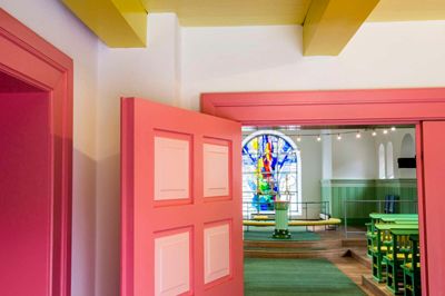 Den farverige Uhre Kirke slår dørene op for læserne. ?Foto: Jørn Deleuran