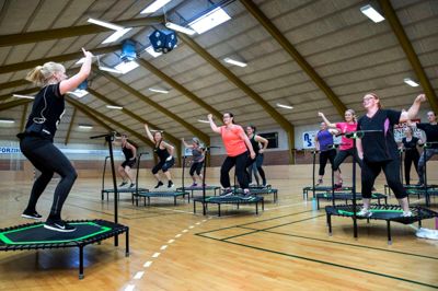 Arnborg Fitness har eksisteret i snart fire år og har i dag 128 medlemmer. Foreningen har lavet flere events og åbent hus for at trække flere medlemmer til som her, hvor jumping fitness blev præsenteret i Arnborg Hallen.? foto: tom laursen