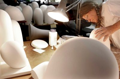 Inger Cronhammar på værkstedet, hvor skulpturerne står i kø. På lørdag bliver de for første gang vist frem for offentligheden. ?foto: henrik ole jensen