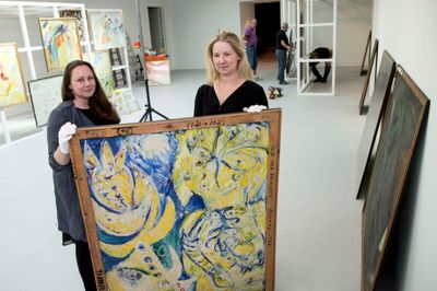 Lotte Korshøj (t.v.) og Margrethe Mølgaard er glade for at kunne vise museets egen samling frem i den nye, underjordiske tilbygning. ?foto: tom laursen