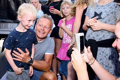 Bubber sprang straks ned fra scenen og kørte hele showet i børnehøjde, så der blev god tid til billeder. ?Foto: Jørn Deleuran.