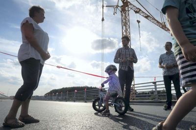 Hver bro over motorvejen sin fest. I september fejrede beboerne langs Schæferivej sammen med folketingsmedlem Andreas Steenberg (R) at de fik deres bro over Holstebromotorvejen. Nu er det Sinding-Ørres tur til at holde fest for det store afkørselsanlæg ud for Sinding.?foto: jesper wind