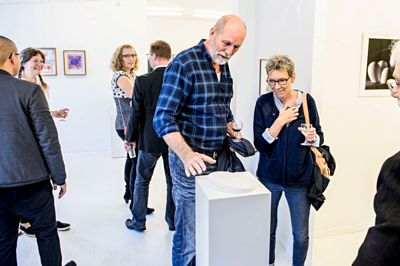 Nok se men ikke røre. Inger Cronhammars sarte gipsskulpturer kan ikke holde til noget.