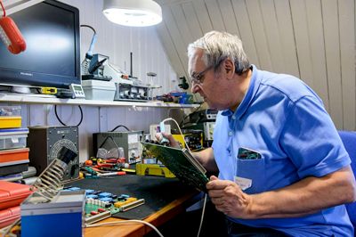 Formand Niels Jørgen Nielsen på klubbens værksted. Alt grejet er klubbens ejendom.
