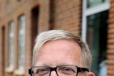 Lærere og elever siger farvel til skoleleder Jørgen Madsen på Studsgård Friskole med kaffe og lagkage.? foto: flemming hansen