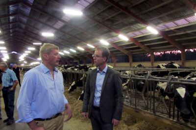 Gårdejer Lars Bonde (t.v.) viste miljø- og fødevareminister Esben Lunde Larsen (V) rundt på kvægfarmen. ?privatfoto