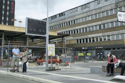 Over 2,5 millioner passagerer vil bruge det nye trafikale knudepunkt i Herning. Ny skiltning og en anden måde at lade busserne køre frem på, skal give passagerne længere tid til at komme op til toget. Den nye terminal vil stå færdig ved årsskiftet. ?foto: jesper wind